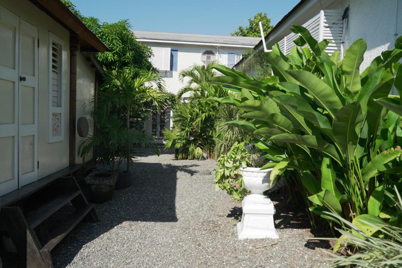Mikuzi Hotel Kingston Exterior foto